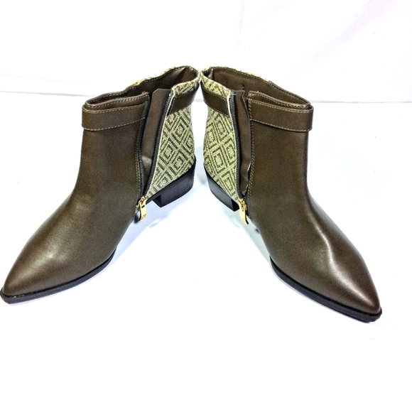 Liz Claiborne Size 6.5W Stacked Two Tone 1.5" Heels Pointed Toe Boots - Picture 7 of 8